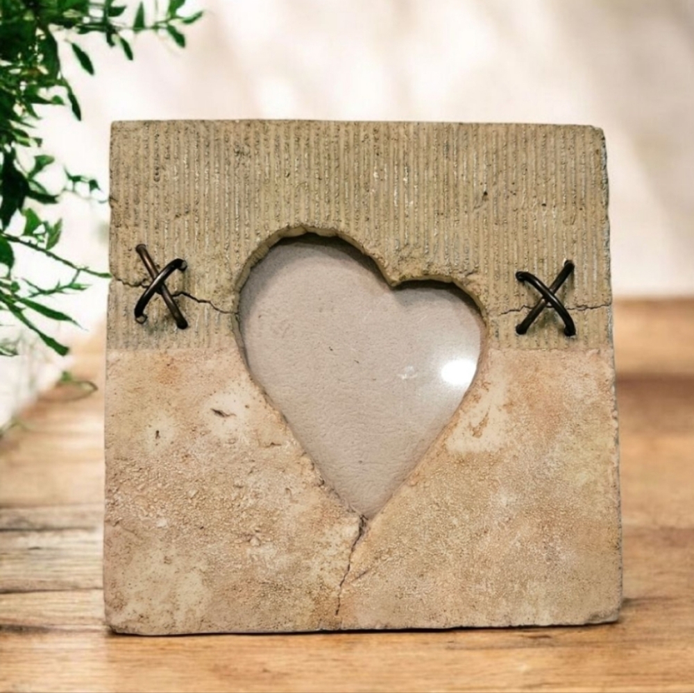 Frameology Rustic Heart-Shaped Stone Photo Frame